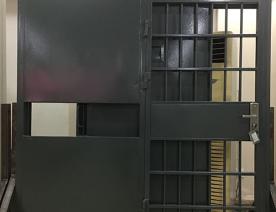 一框双监室门
